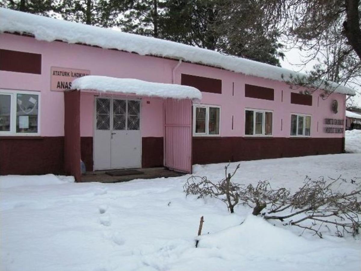 Okullar Kar Esaretinde