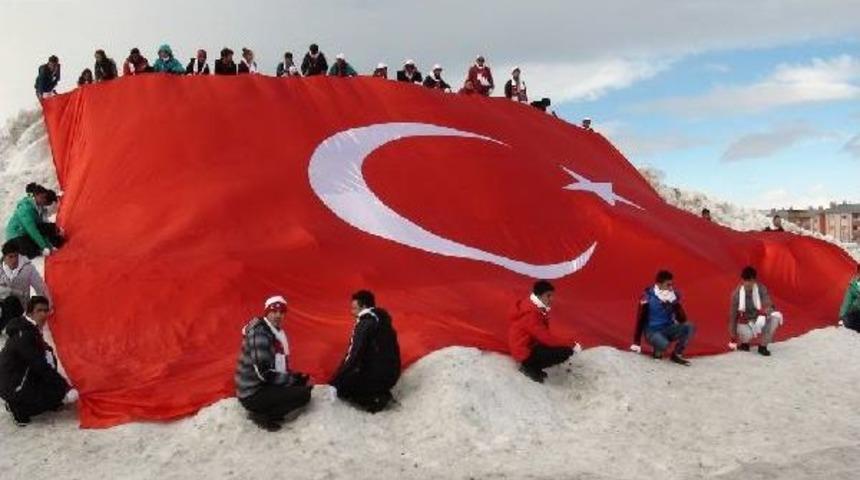 Gen&ccedil;lik Ve Spor Bakanı Kılı&ccedil;, Sarıkamış'ta Kardan Heykelleri A&ccedil;tı
