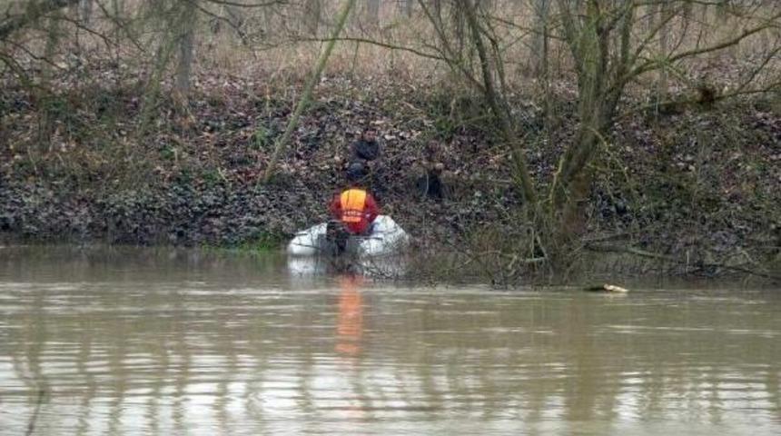 Sakarya Nehri'nde Avcı Kayığı Devrildi: 1 Kişi Kayıp