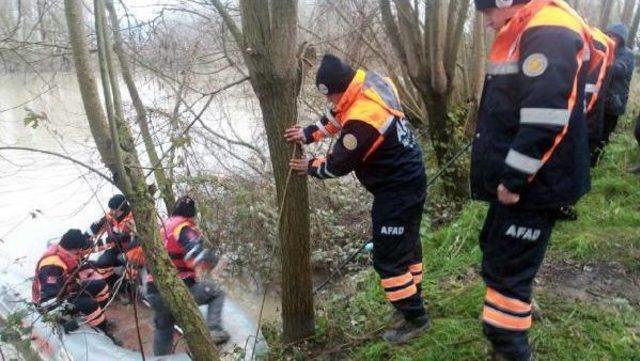 Sakarya Nehri nde Avcı Kayığı Devrildi: 1 Kişi Kayıp 2