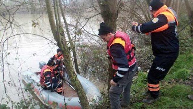 Sakarya Nehri nde Avcı Kayığı Devrildi: 1 Kişi Kayıp 3