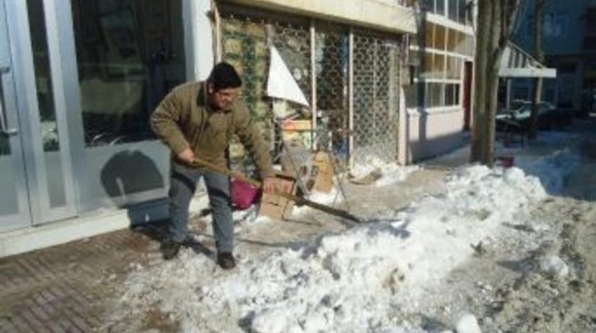 G&uuml;neş A&ccedil;tı Vatandaş Kar Temizliği Yaptı