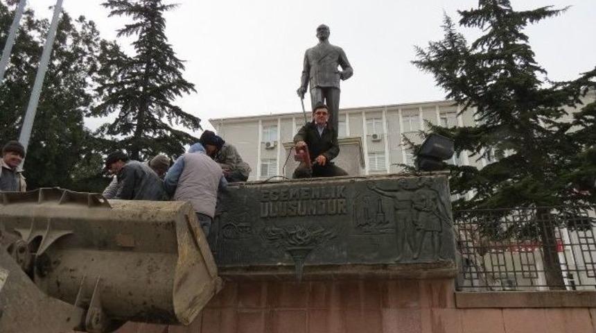 Malkara Meydanında Atat&uuml;rk Anıtı Onarıldı