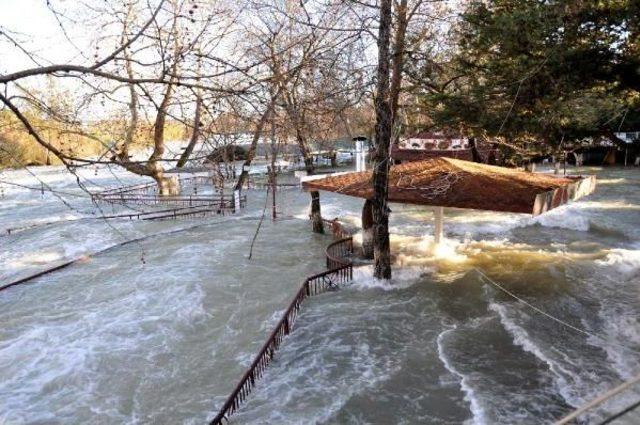 Manavgat Irmağı Yükseldi, İşyerlerini Su Bastı