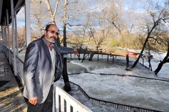 Manavgat Irmağı Yükseldi, İşyerlerini Su Bastı