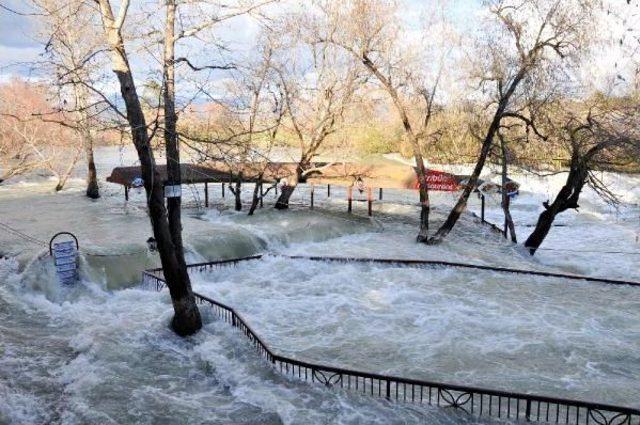 Manavgat Irmağı Yükseldi, İşyerlerini Su Bastı