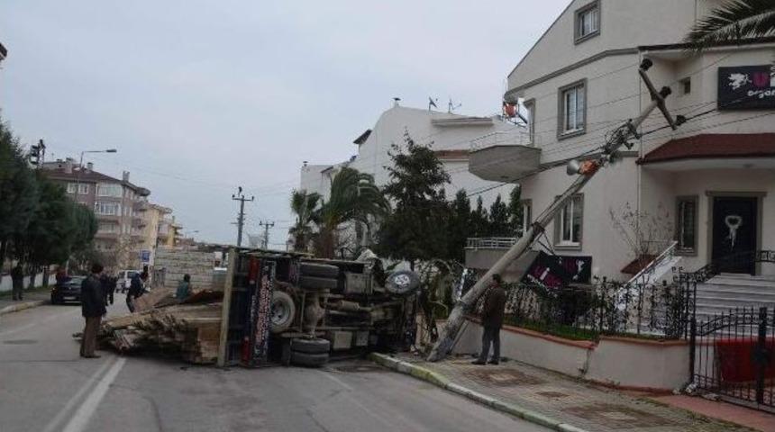 Devrilen Kamyonette Sıkışan Yaralıyı İtfaiye Kurtardı
