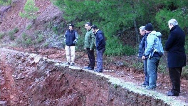 Heyelan Bayındır’da Köyleri Ekmeksiz Bıraktı