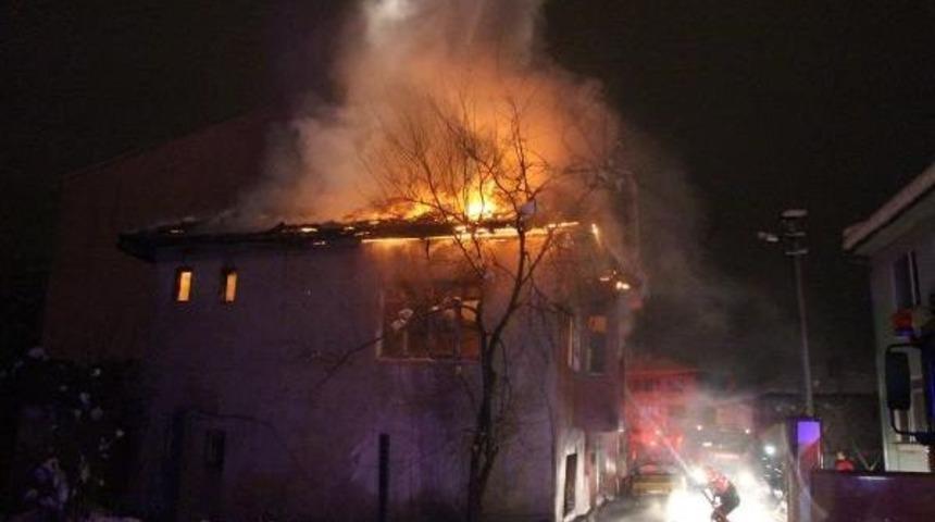 Bolu'da 2 Katlı Ev Alev Alev Yandı