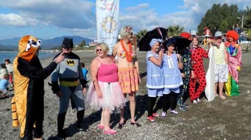 Kost&uuml;mlerle Denize Girip Yardım Topladılar