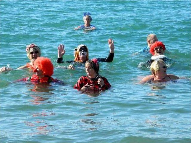 Kost&uuml;mlerle Denize Girip Yardım Topladılar 1