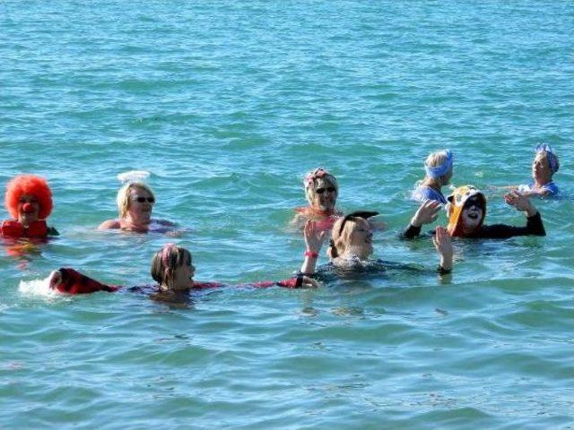 Kost&uuml;mlerle Denize Girip Yardım Topladılar 2