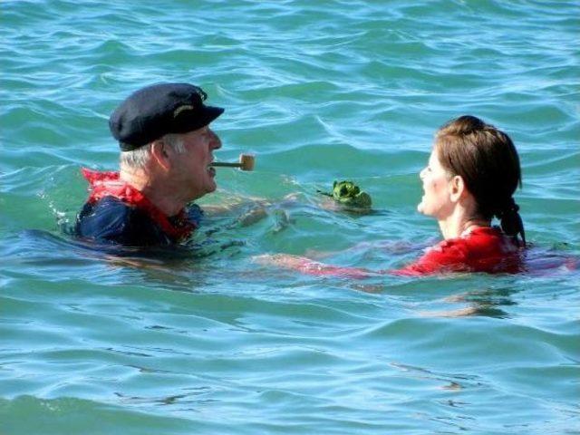 Kost&uuml;mlerle Denize Girip Yardım Topladılar 3