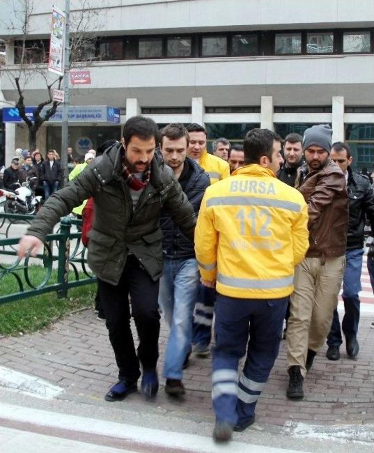 (&ouml;zel Haber) &Ccedil;arptığı Adamı Sedye İle Ambulansa Taşıdı