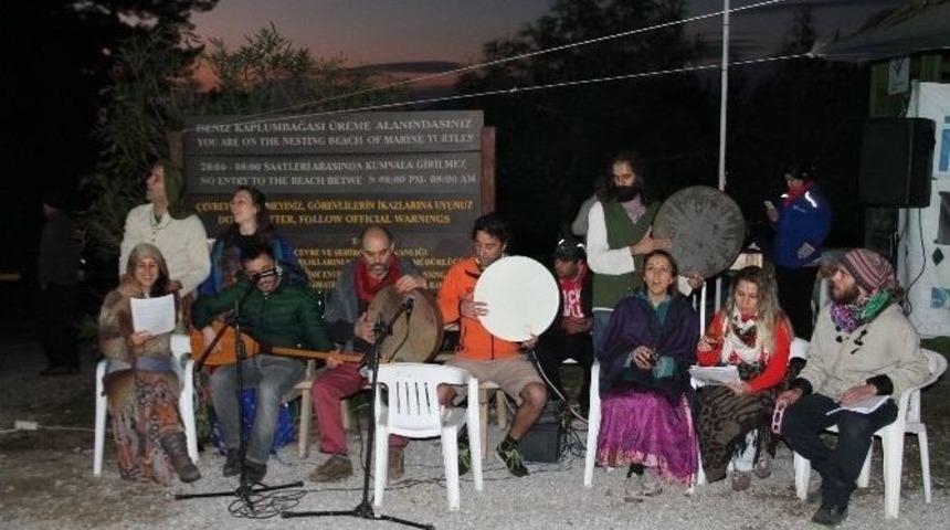 Balayı İ&ccedil;in İztuzu&rsquo;na Gelen &Ccedil;ift Eyleme Destek Verdi