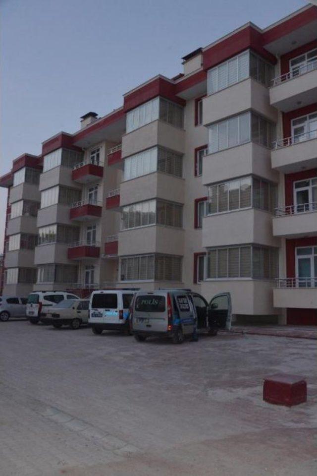 Sabaha Karşı Alkoll&uuml; Gelen Ablasının Sevgilisini Sırtından Bı&ccedil;akladı 2