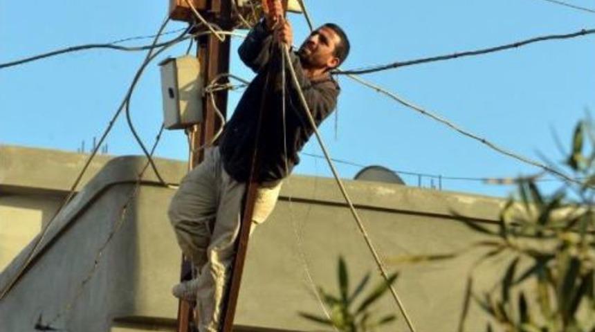 G&ouml;revli Gecikince, Devrilen Direkteki Elektriği Kendileri Kesti