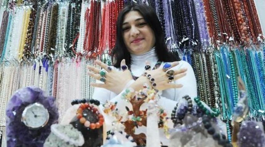 Doğal Taşlarla Şifa Arayanlar Bu D&uuml;kkana Geliyor