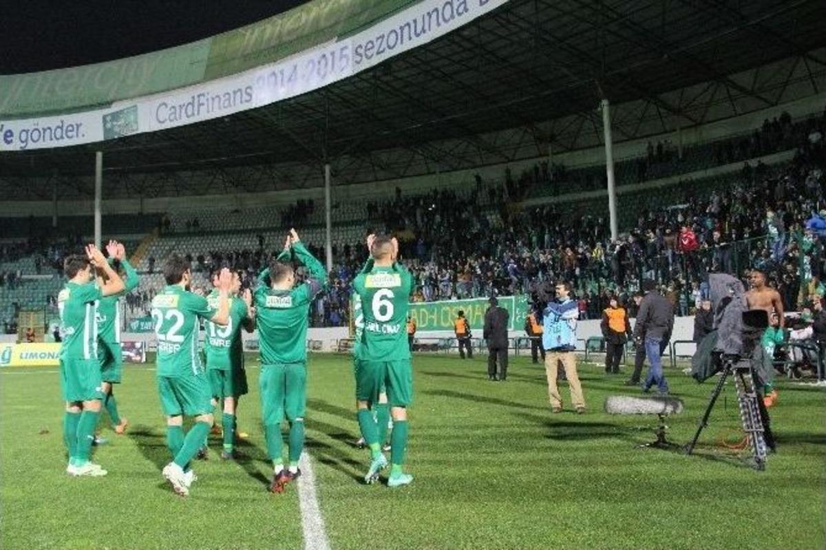Bursaspor Galibiyeti Taraftarlarla Kutladı