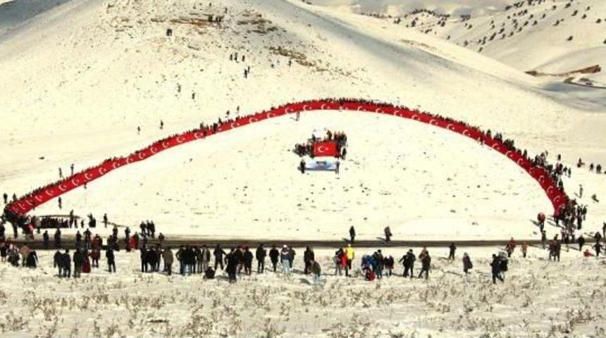 2 Bin 100 Metre Rakımda 150 Metrelik T&uuml;rk Bayrağı