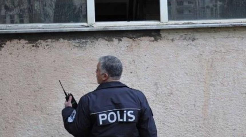 Polis Eski H&uuml;k&uuml;met Konağında Madde Bağımlısı Aradı