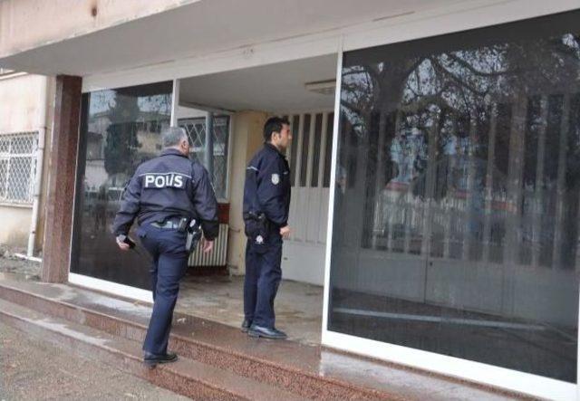 Polis Eski Hükümet Konağında Madde Bağımlısı Aradı