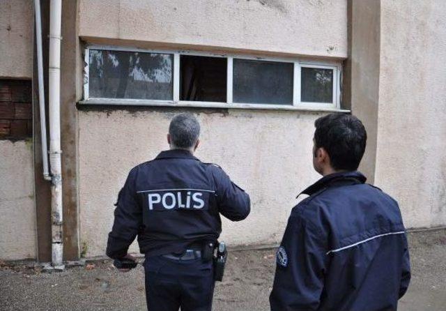 Polis Eski Hükümet Konağında Madde Bağımlısı Aradı