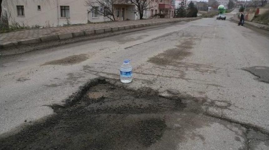 Yozgatlı S&uuml;r&uuml;c&uuml;ler Yoldaki &Ccedil;ukura D&uuml;şmemek İ&ccedil;in İlgin&ccedil; Bir Tedbir Aldı