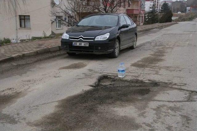 Yozgatlı Sürücüler Yoldaki Çukura Düşmemek İçin İlginç Bir Tedbir Aldı