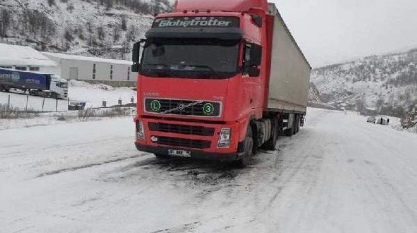 Zincir Takan Baba-Oğula Otomobil &Ccedil;arptı