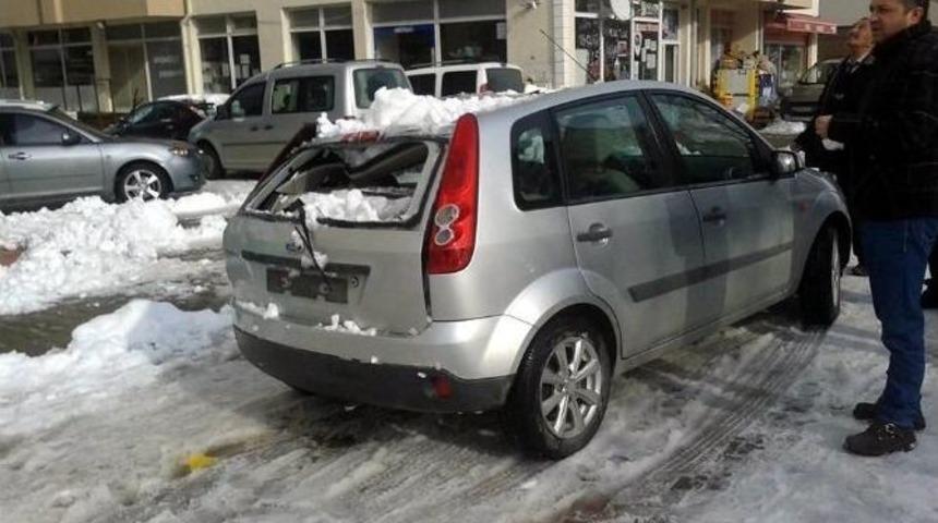 9 Katlı Binanın &Ccedil;atısından D&uuml;şen Kar K&uuml;tlesi Maddi Hasara Yol A&ccedil;tı