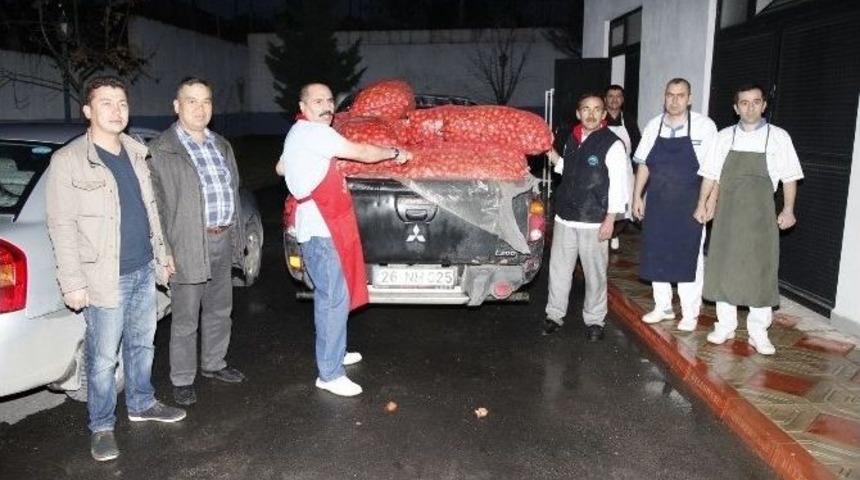 Kara&ccedil;ay K&ouml;y&uuml;&rsquo;nden Aşevine 2 Bu&ccedil;uk Ton Kuru Soğan