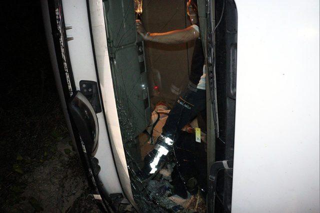 Devrilen TIR'ın sürücüsü cam kesilerek kurtarıldı
