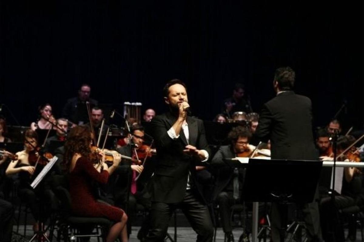 Pop Sanat&ccedil;ısı &Ouml;zg&uuml;n Ve Senfoni Orkestrası B&uuml;y&uuml;ledi