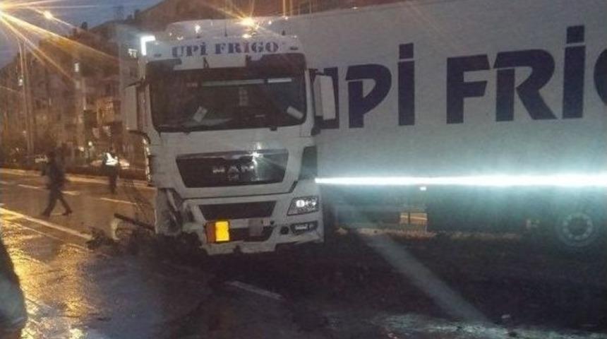 Yolda Kayan Tır Trafiği Kilitledi