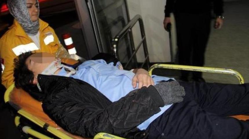 Ehliyetsiz S&uuml;r&uuml;c&uuml; Askeri Ambulansa &Ccedil;arptı: 1 Asker Şehit, 7 Yaralı