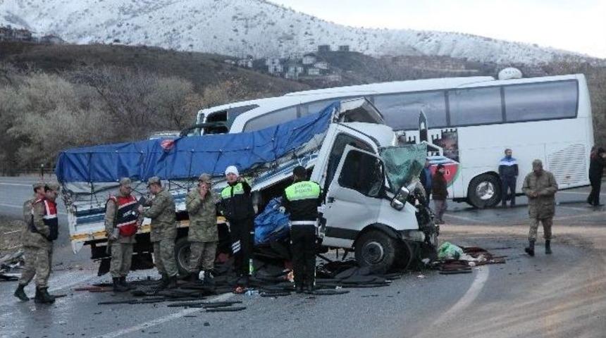 Otob&uuml;s İle Kamyonet &Ccedil;arpıştı, Facia Ucuz Atlatıldı: 6 Yaralı