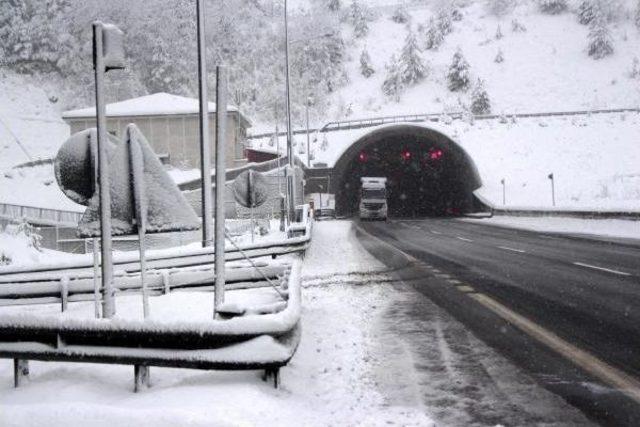 Kar, Bolu Dağı'nda Ulaşımı Etkiledi