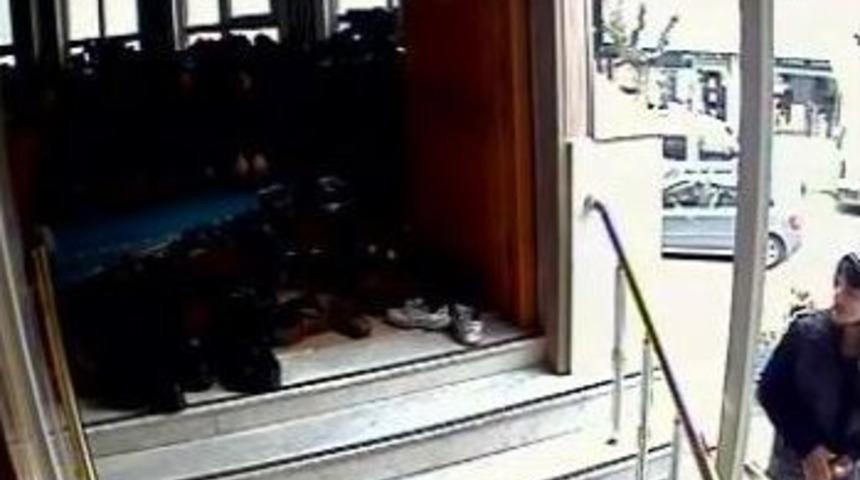 (&ouml;zel Haber) - Karşısında Cemaati G&ouml;r&uuml;nce &Ccedil;ıkmalarını Bekleyip Ayakkabıları &Ouml;yle &Ccedil;aldı