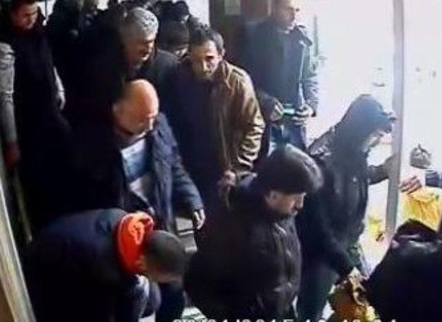 (&ouml;zel Haber) - Karşısında Cemaati G&ouml;r&uuml;nce &Ccedil;ıkmalarını Bekleyip Ayakkabıları &Ouml;yle &Ccedil;aldı 1