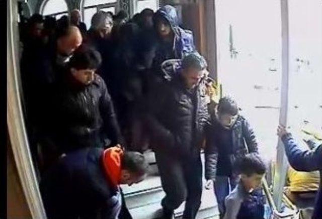 (&ouml;zel Haber) - Karşısında Cemaati G&ouml;r&uuml;nce &Ccedil;ıkmalarını Bekleyip Ayakkabıları &Ouml;yle &Ccedil;aldı 2