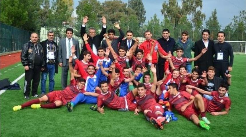 Adana&rsquo;da Okullarası Gen&ccedil; Erkekler Futbol M&uuml;sabakaları