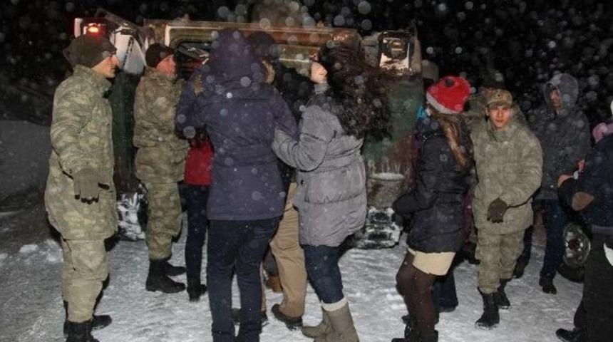 Kırklareli&rsquo;nde Kar Nedeniyle Yolda Mahsur Kalanları Asker Kurtardı