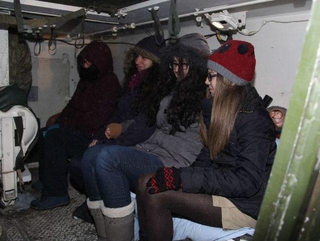 Kırklareli’nde Kar Nedeniyle Yolda Mahsur Kalanları Asker Kurtardı