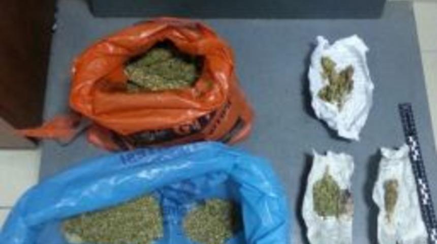 Kuruyemiş D&uuml;kkanında 1 Kilogram Esrar Ele Ge&ccedil;irildi