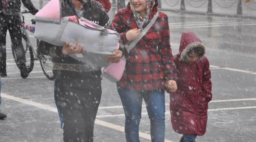 Sivas&rsquo;ta Kar Yağışı Etkili Oldu