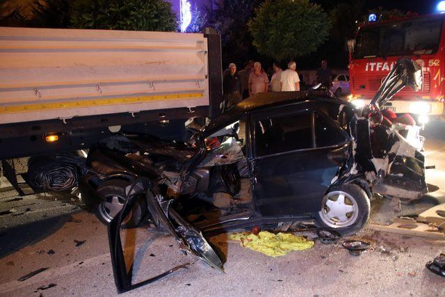 Otomobil TIR'ın altına girdi; sürücü yaralandı