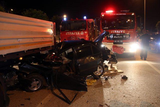 Otomobil TIR'ın altına girdi; sürücü yaralandı