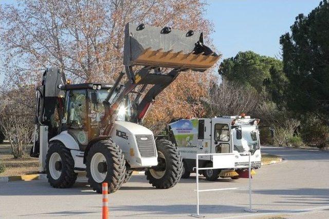 Çü’ye Yeni İş Makinesi Ve Yol Süpürme Makinesi Alındı