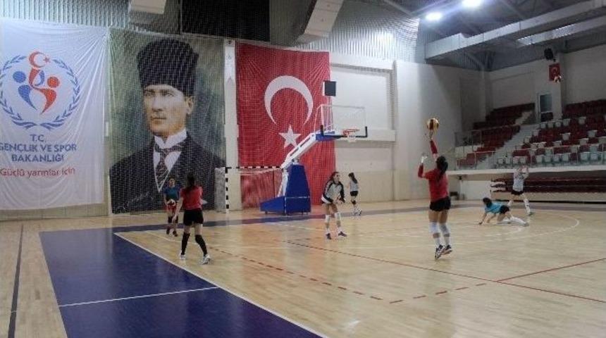 &Ccedil;iftlikk&ouml;y Belediyespor Voleybol Takımı Hazırlıklarını S&uuml;rd&uuml;r&uuml;yor
